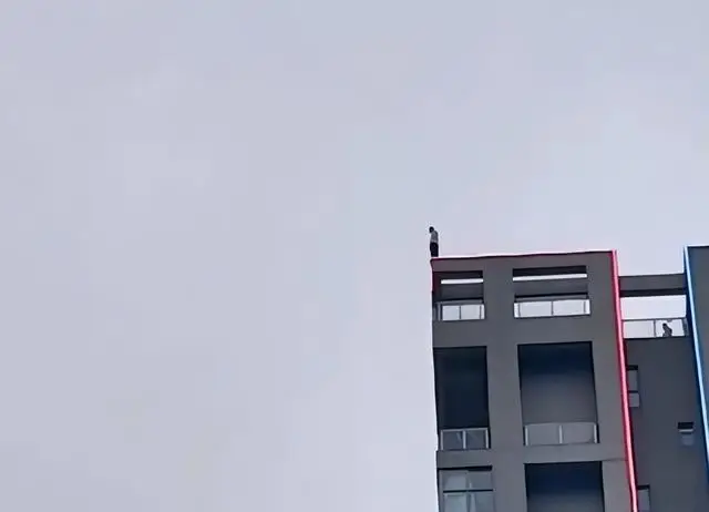 媒体揭秘喊“不跳不是人”的大爷是什么人？邻居称出事并不意外