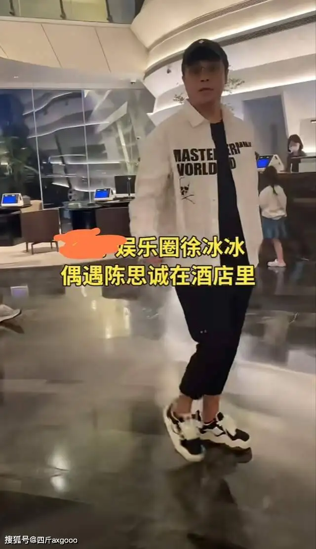 导演陈思诚现身酒店惹争议，身后跟随四名美女，个个貌美身材出众