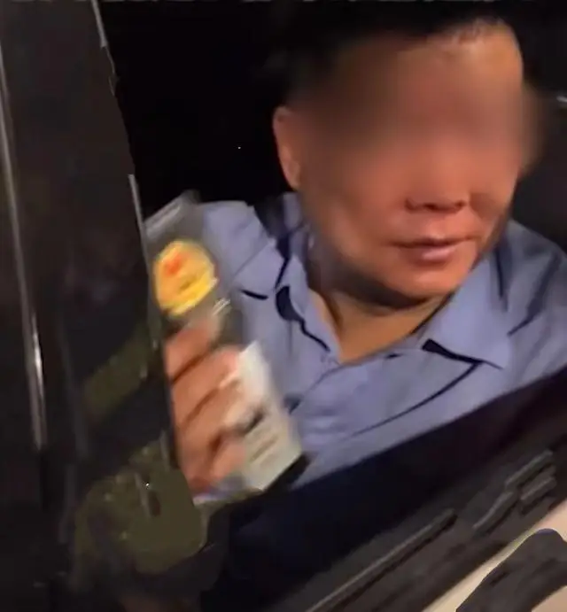 掏警官证让交警放行，最新通报：免职、记大过！