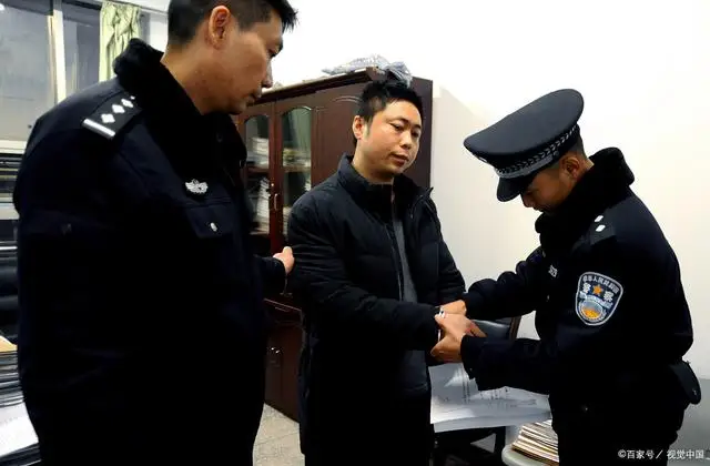 七旬老人为救被殴女子，惨遭男子连捅数刀，百位村民按手印讨说法