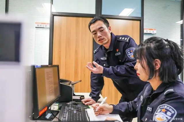 七旬老人为救被殴女子，惨遭男子连捅数刀，百位村民按手印讨说法