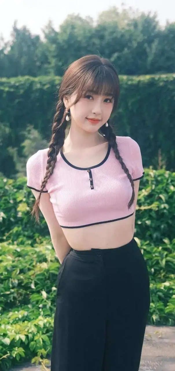 虞书欣穿吊带裙甜美俏丽！雪肤玉貌曼妙身材性感撩人