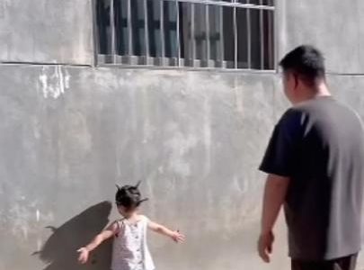 爸爸用水枪将女儿背影喷在墙上，网友：这是最美的童年回忆！