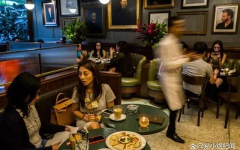上海一餐厅两女子为抢座，用餐具互砸，旁观者目瞪口呆