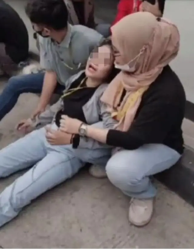 印尼工厂离奇事件:百人“附身”引发集体歇斯底里 印尼工厂离奇事件:百人“附身”引发集体歇斯底里