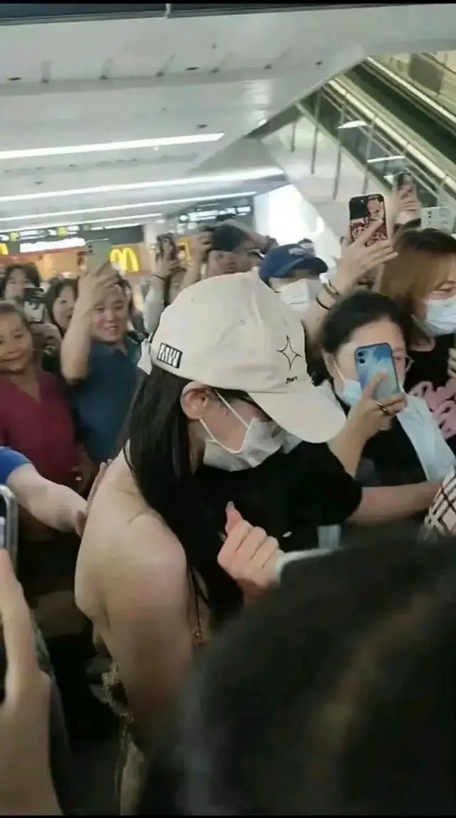 迪丽热巴方回应被路人摸后背，称已升级安保措施，请大家放心！