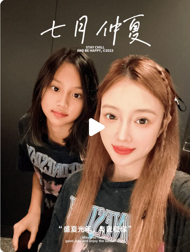 李小璐带甜馨游玩超惬意，疑隔空表白贾乃亮，温柔甜美惹人爱