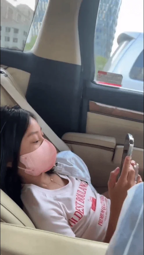 李小璐带甜馨游玩超惬意，疑隔空表白贾乃亮，温柔甜美惹人爱