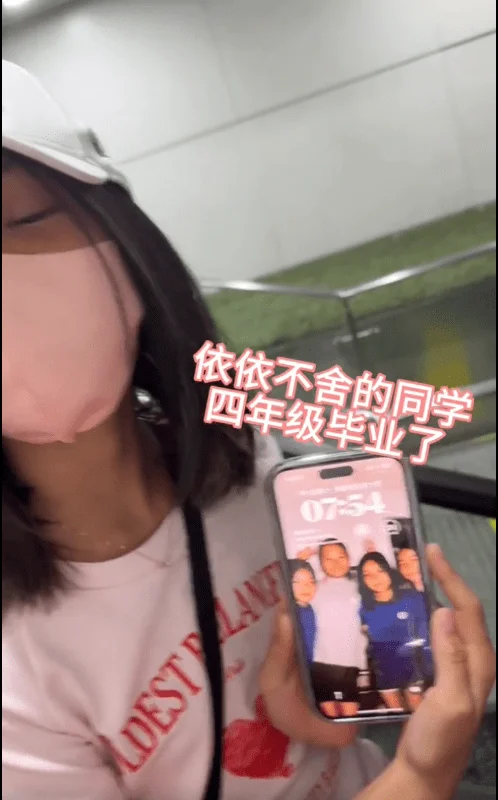 李小璐带甜馨游玩超惬意，疑隔空表白贾乃亮，温柔甜美惹人爱