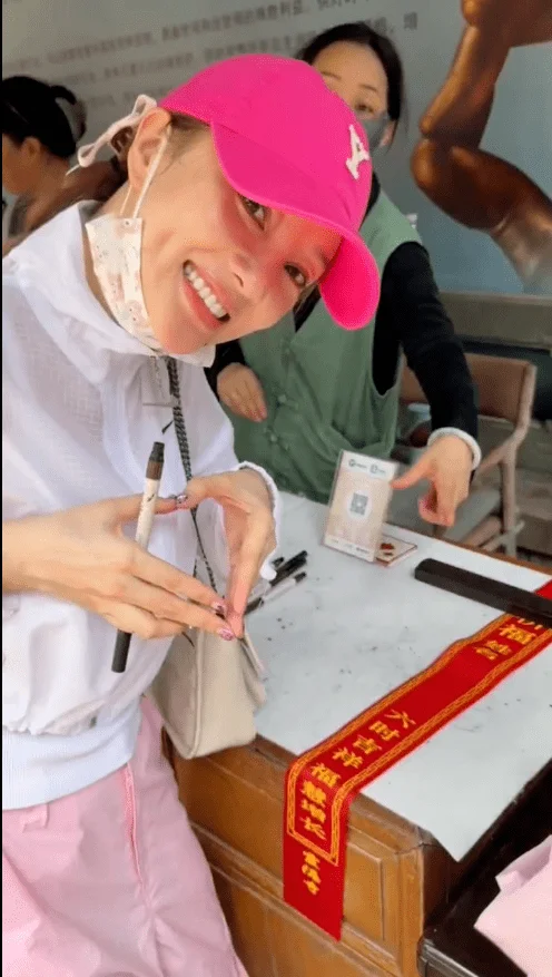 李小璐带甜馨游玩超惬意，疑隔空表白贾乃亮，温柔甜美惹人爱