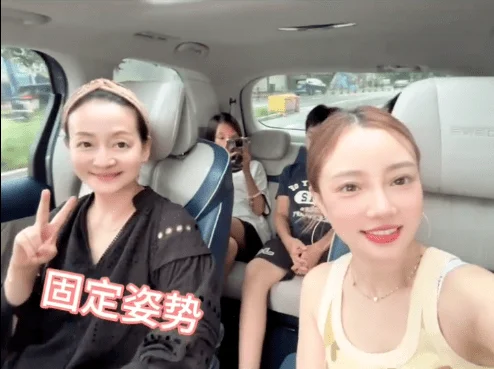李小璐带甜馨游玩超惬意，疑隔空表白贾乃亮，温柔甜美惹人爱