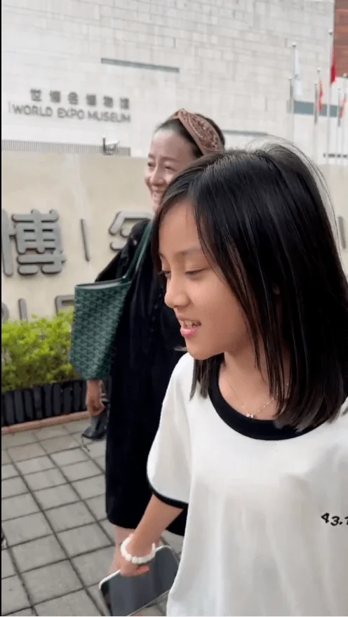 李小璐带甜馨游玩超惬意，疑隔空表白贾乃亮，温柔甜美惹人爱
