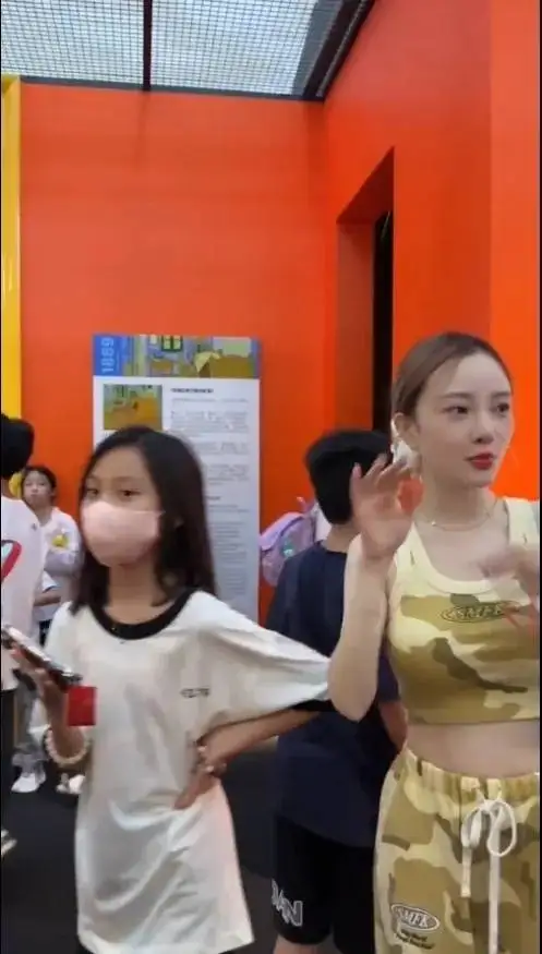 李小璐带甜馨游玩超惬意，疑隔空表白贾乃亮，温柔甜美惹人爱