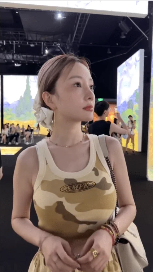 李小璐带甜馨游玩超惬意，疑隔空表白贾乃亮，温柔甜美惹人爱