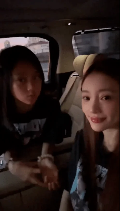 李小璐带甜馨游玩超惬意，疑隔空表白贾乃亮，温柔甜美惹人爱