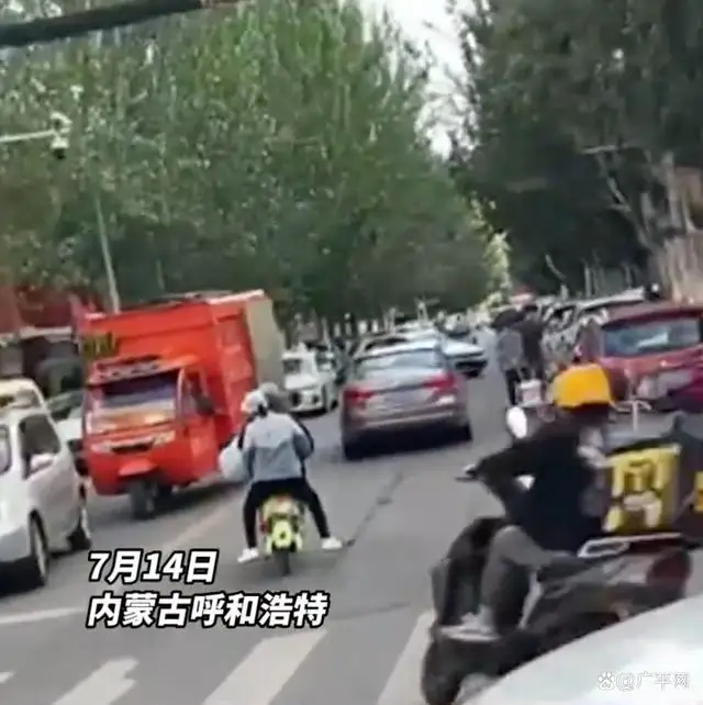 两女子街头骑车抢手机，外卖小哥骑车追赶成功拦下