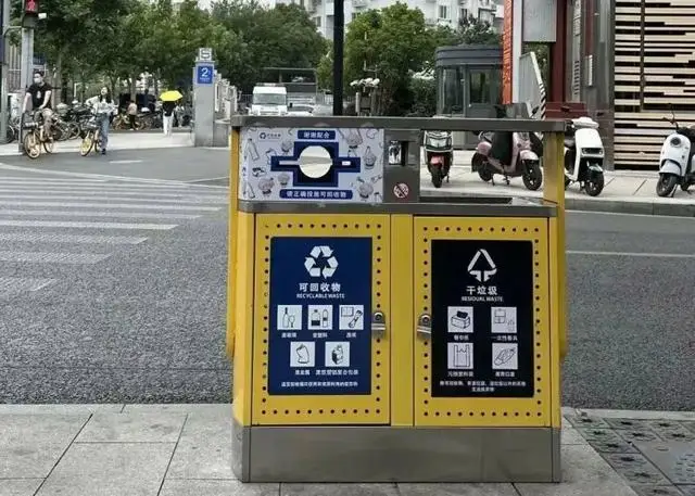 上海外滩一橱窗窗台成游客“垃圾桶”?环卫工人:这算少的!网友吵翻 上海外滩一橱窗窗台成游客“垃圾桶”?环卫工人:这算少的!网友吵翻