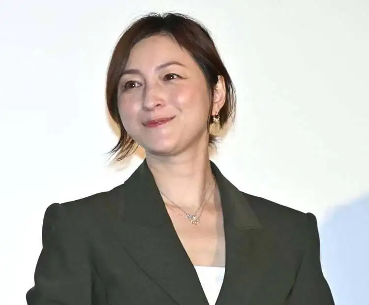 日本国民女神宣布离婚，否认出轨到出轨道歉，最终宣布结束婚姻
