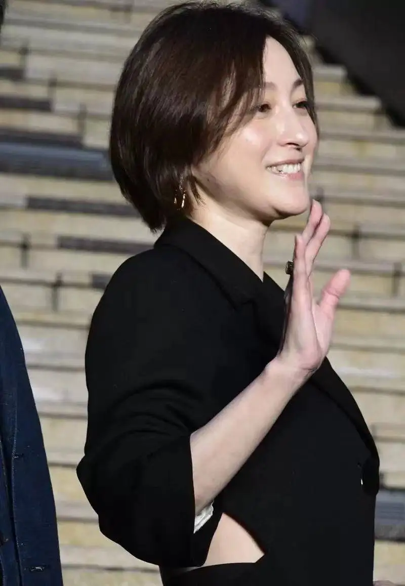 日本国民女神宣布离婚，否认出轨到出轨道歉，最终宣布结束婚姻