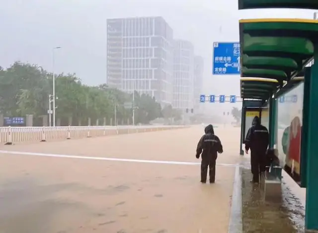 福州特大暴雨：街道成河、车泡水里，政府呼吁非必要不外出