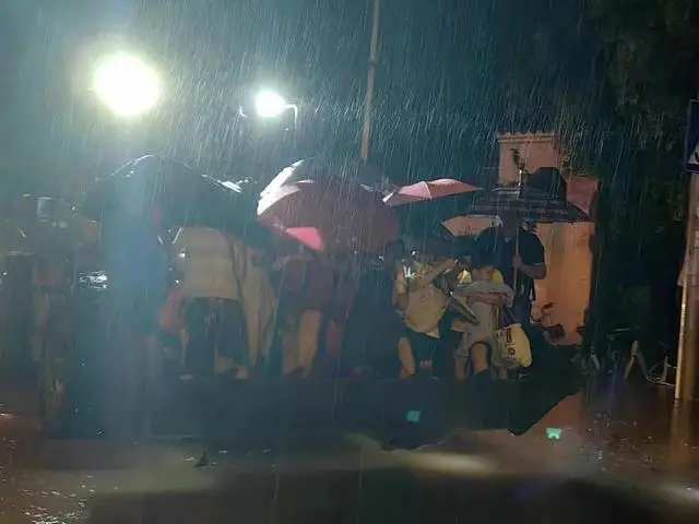 福州特大暴雨:街道成河、车泡水里,政府呼吁非必要不外出 福州特大暴雨:街道成河、车泡水里,政府呼吁非必要不外出