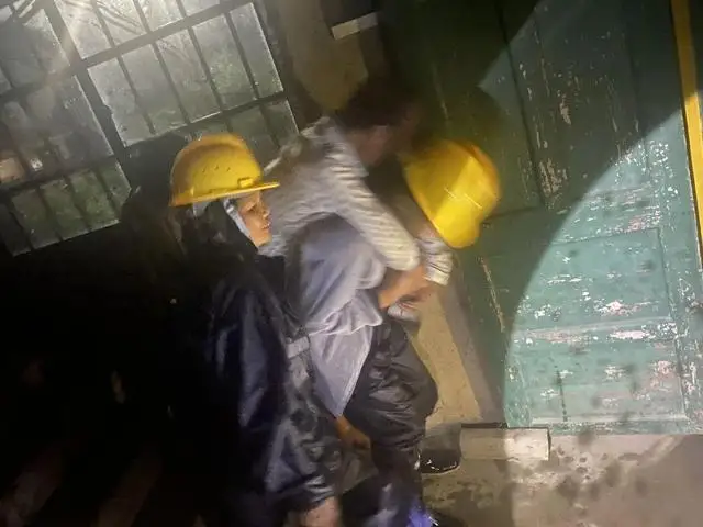 福州特大暴雨:街道成河、车泡水里,政府呼吁非必要不外出 福州特大暴雨:街道成河、车泡水里,政府呼吁非必要不外出