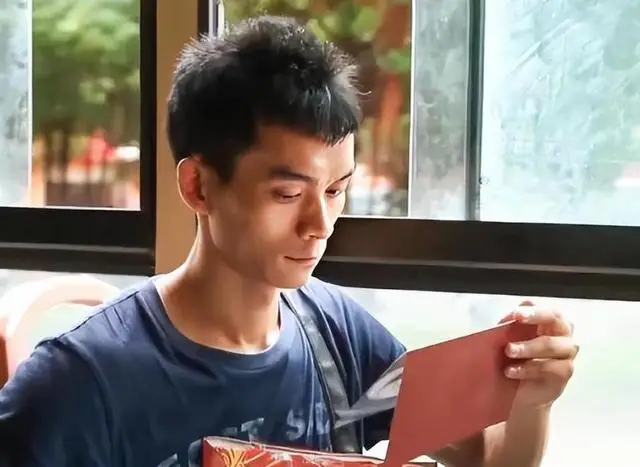 唐尚珺放弃补录后,在老家帮忙干农活,直言或将放弃再战回家务农 唐尚珺放弃补录后,在老家帮忙干农活,直言或将放弃再战回家务农