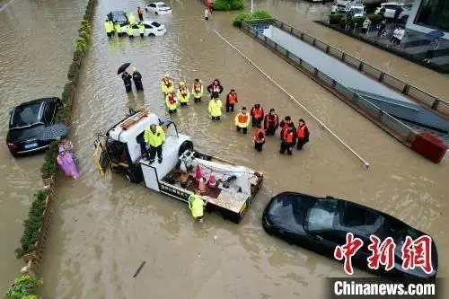 “台风欢送”“遇水则发”？多位明星配文翻车，道歉来了→