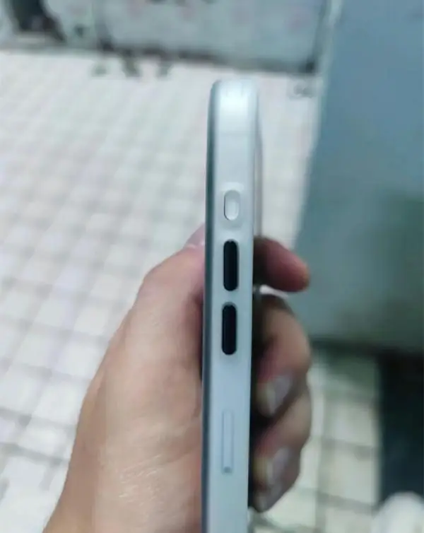 iPhone 15 Pro 真机曝光!果然是 Type-C 静音键也改了 iPhone 15 Pro 真机曝光!果然是 Type-C 静音键也改了
