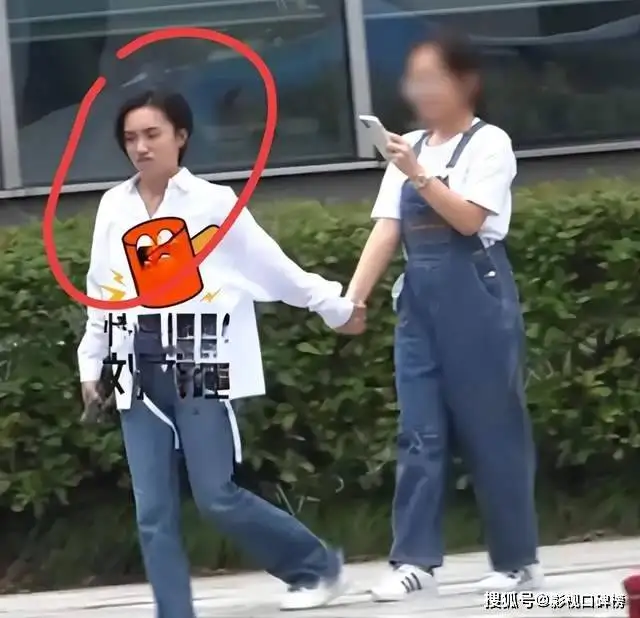 胡歌妻子产后出行，素颜短发，气质普通不能与老胡的前任相比