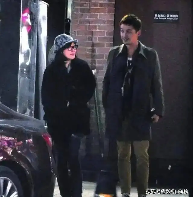 胡歌妻子产后出行，素颜短发，气质普通不能与老胡的前任相比