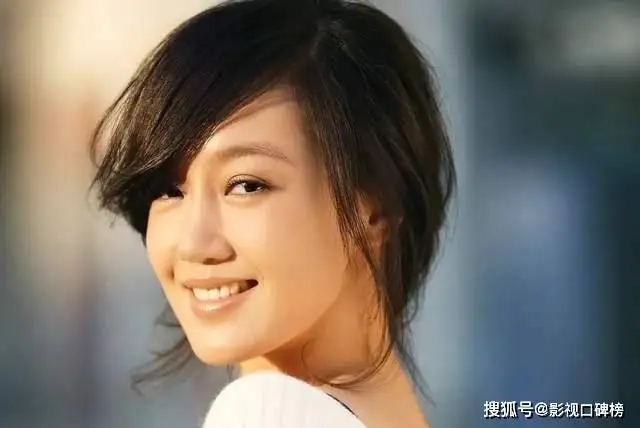 胡歌妻子产后出行，素颜短发，气质普通不能与老胡的前任相比