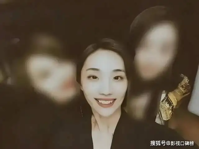 胡歌妻子产后出行，素颜短发，气质普通不能与老胡的前任相比