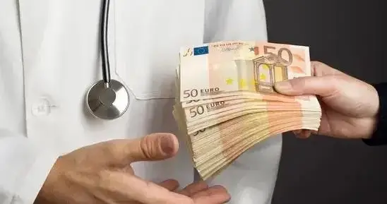 反腐不能停！医疗腐败如此医疗费能不贵吗？医药企业不是源头