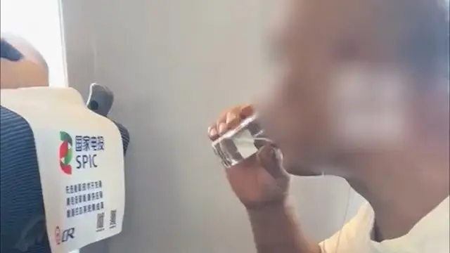 大爷高铁上戴耳机喝白酒全程安静