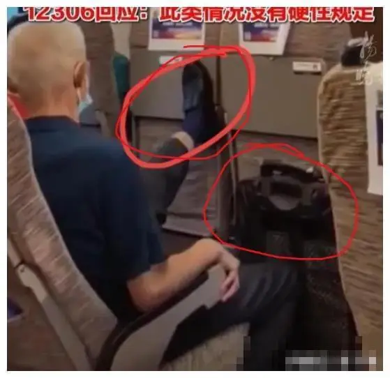 大爷高铁上戴耳机喝白酒全程安静