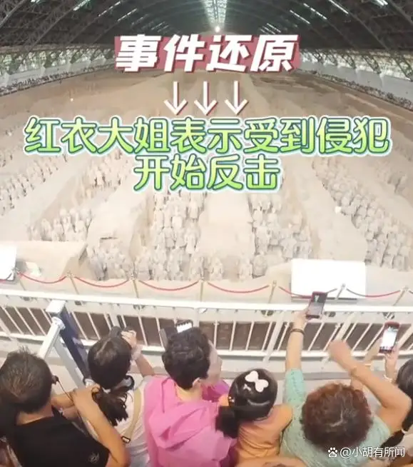 西安两大妈参观兵马俑时互吐口水 西安两大妈参观兵马俑时互吐口水