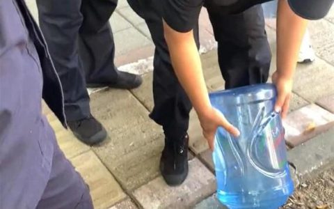 罕见病患者称在一单位喝水受歧视，保安将其喝过的桶装水倒掉浇树，官方介入调查