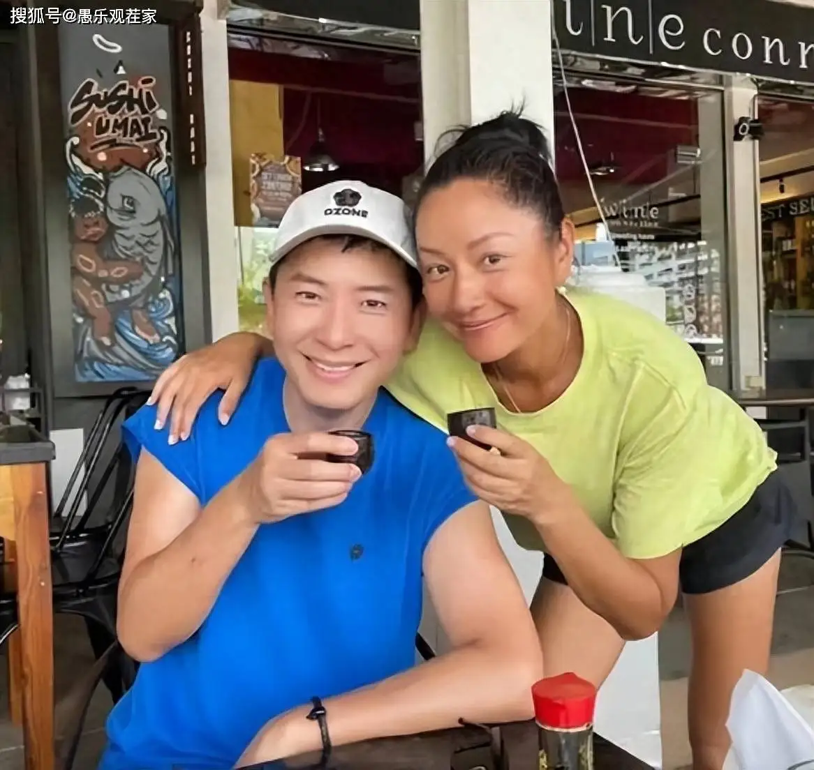 瞿颖定居泰国偶遇戴军，晒合照头发花白，独住富人区51岁依旧未婚