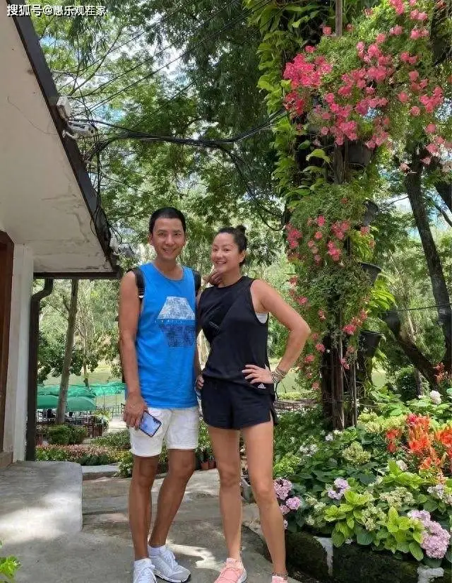 瞿颖定居泰国偶遇戴军，晒合照头发花白，独住富人区51岁依旧未婚