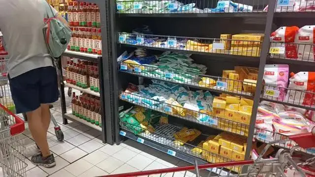 跟风囤盐?国内多地市民抢盐,有超市货架被搬空……官方和专家回应 跟风囤盐?国内多地市民抢盐,有超市货架被搬空……官方和专家回应