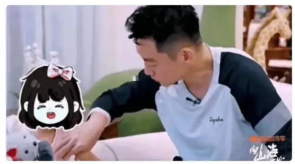 郑恺女儿上综艺却全程打码, 被网友痛批言行不一,
