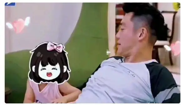郑恺女儿上综艺却全程打码, 被网友痛批言行不一,