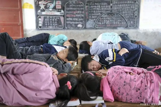 学生趴桌午休1学期收费200，引发家长质疑