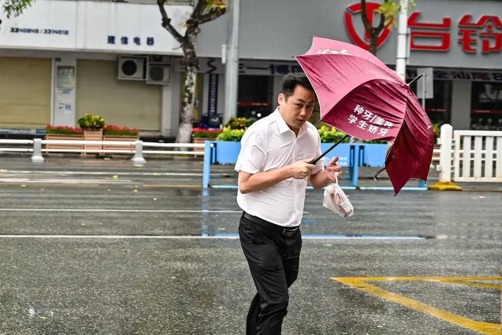 记者现场直击：“苏拉”逼近，汕尾市城区迎来强风大雨