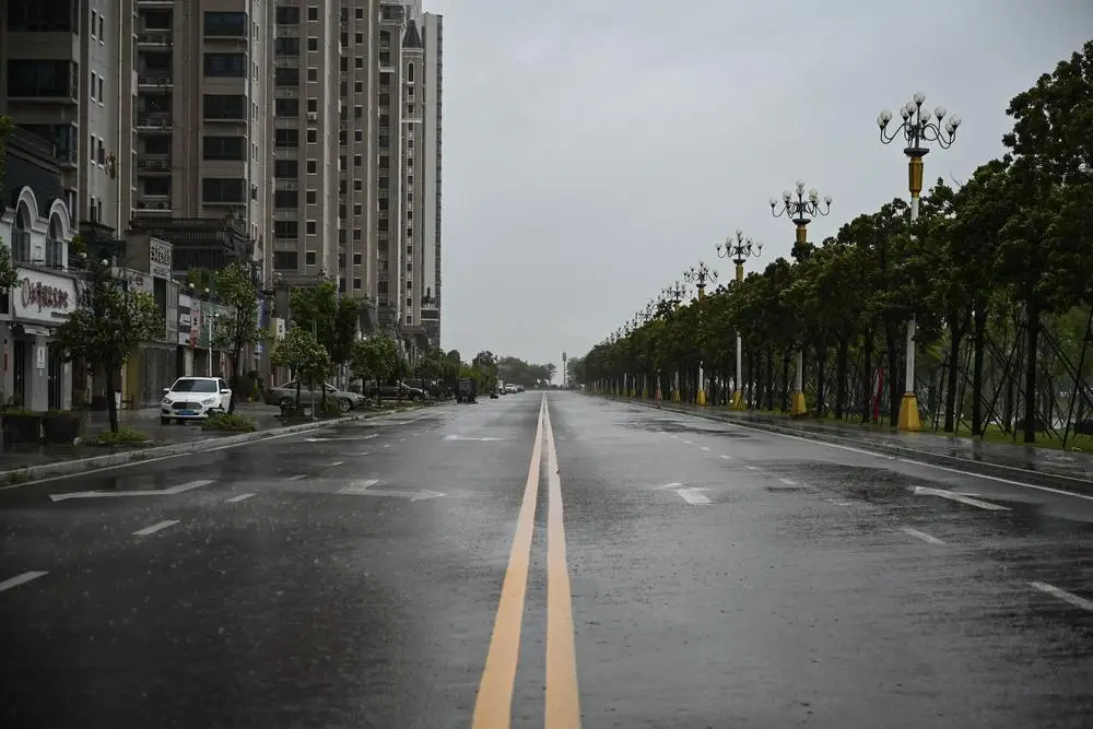 记者现场直击：“苏拉”逼近，汕尾市城区迎来强风大雨