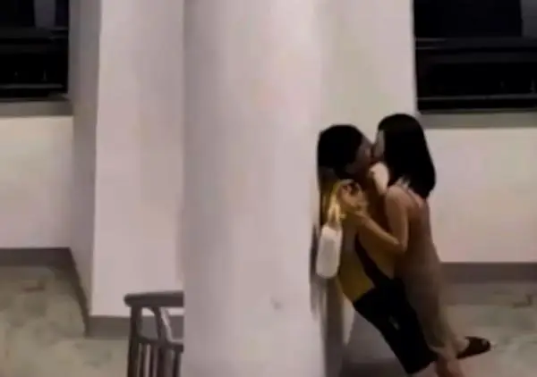女业主壁咚外卖员系摆拍？博主道歉了，但却把“恶锅”甩给改编者