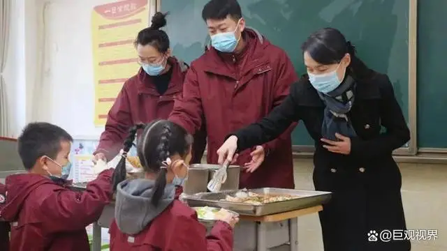 多名学生吃臭鸡腿后送医？教育局回应