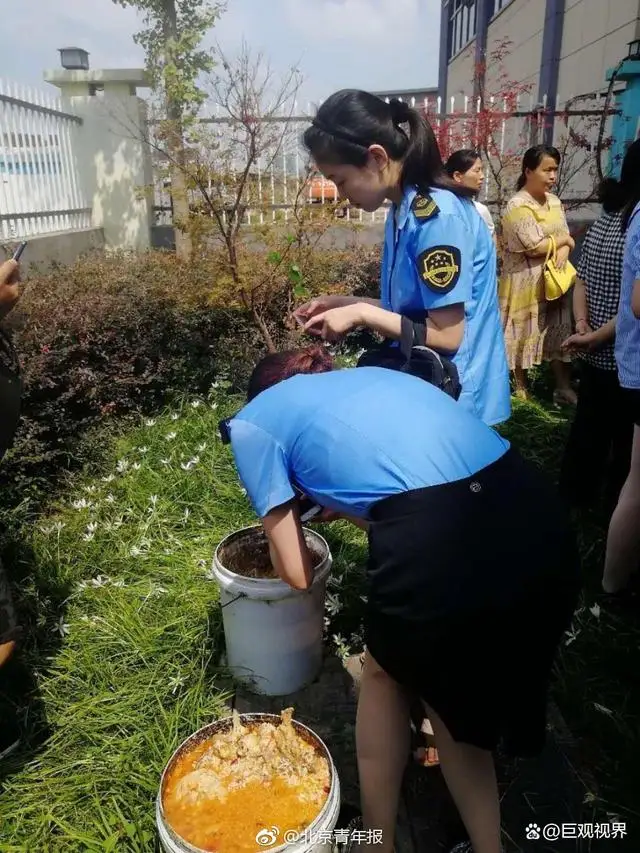 多名学生吃臭鸡腿后送医？教育局回应