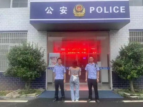 女主播户外涉黄直播,当场被抓! 女主播户外涉黄直播,当场被抓!